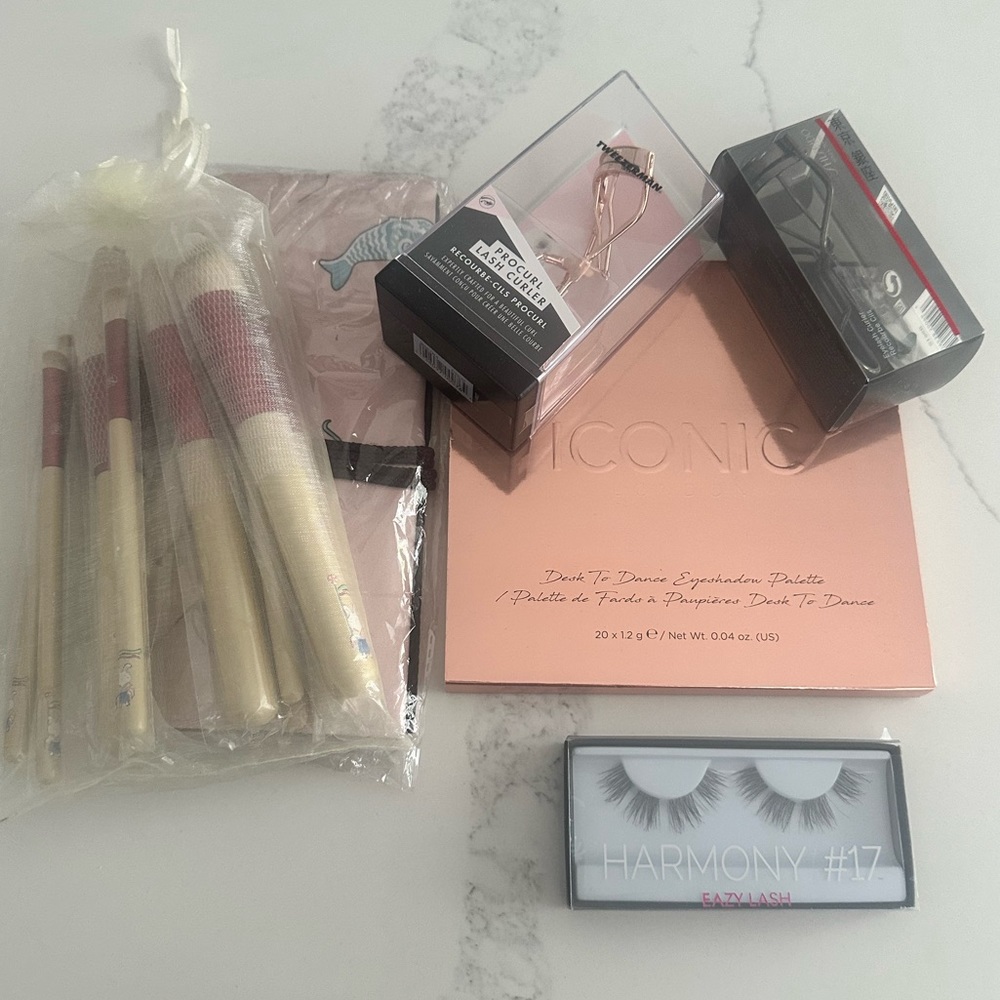 Brand New in box🎁Beautiful Iconic London pallet lash curler Makeup brush set ➕